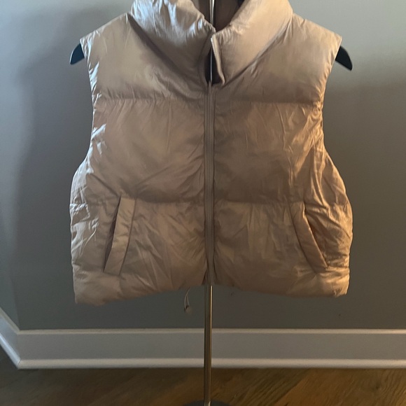 NWT cropped puffer vest size small light tan / blush pink - Picture 2 of 2